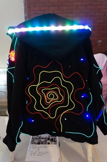 LED 옷과 심박수 연동 브로치